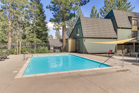 Mammoth Lakes Condo w/ Community Pool & Hot Tub! Apartment in Mammoth Lakes