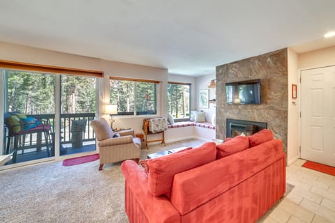 Mammoth Lakes Condo w/ Community Pool & Hot Tub! Apartment in Mammoth Lakes