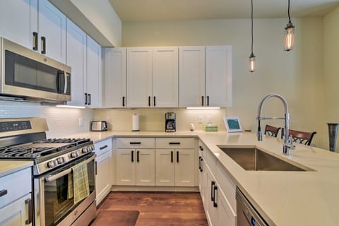 Modern Winter Park Ski Condo Near the Ski Shuttle! Apartment in Fraser