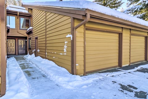 McCall Condo w/ 4 SUPs & Snow Tubes - Walk to Lake Apartment in McCall