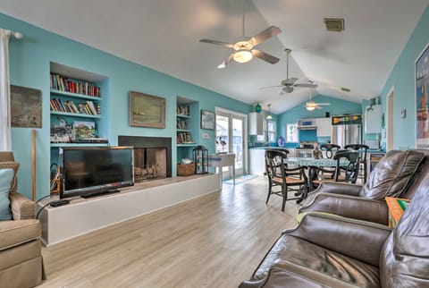 Updated Galveston Home w/ Deck - 150 Ft to Beach! Haus in Hitchcock