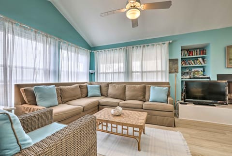 Updated Galveston Home w/ Deck - 150 Ft to Beach! Casa in Hitchcock