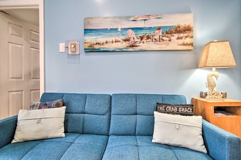 Cozy Condo w/ Private Deck, Walk to Beach & Dining Appartamento in South Yarmouth