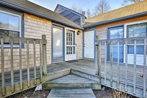 Cozy Condo w/ Private Deck, Walk to Beach & Dining Appartement in South Yarmouth