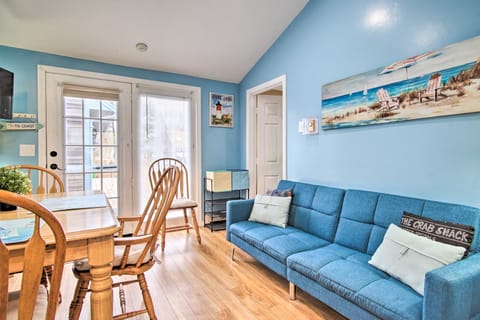 Cozy Condo w/ Private Deck, Walk to Beach & Dining Wohnung in South Yarmouth