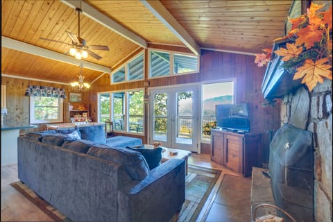 Hot Tub & Mountain Views at Gatlinburg Cabin! House in Gatlinburg