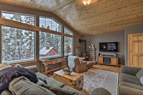 Cozy Tahoe Donner Cabin - 2 Miles to Skiing! Casa in Truckee