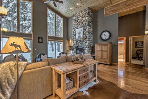 Tahoe Donner Mountain Cabin: Surrounded by Forest! House in Truckee