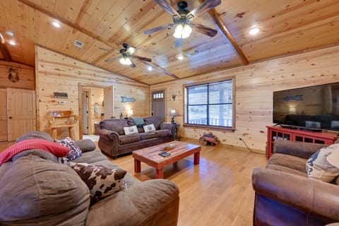Broken Bow Cabin w/ Hot Tub & Covered Deck! House in Oklahoma