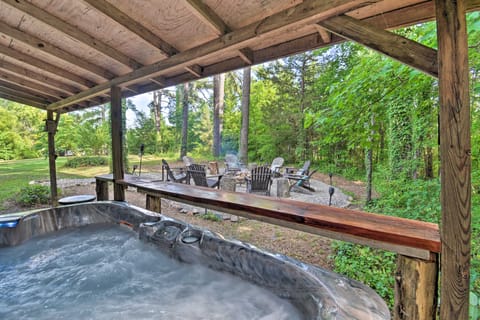 Luxury Pearcy Cabin w/ 5 Private Acres + Hot Tub! House in Garland County