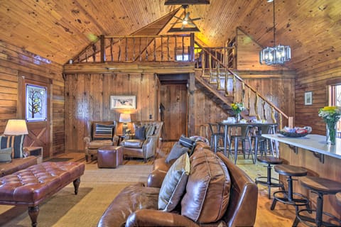 Luxury Pearcy Cabin w/ 5 Private Acres + Hot Tub! House in Garland County