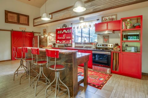 Peaceful Helotes Cabin: Fire Pit, 9 Mi to Old Town House in Pipe Creek