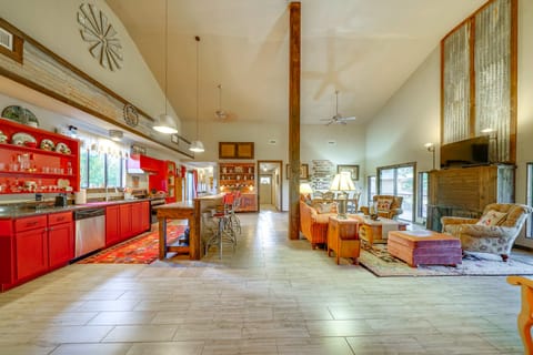 Peaceful Helotes Cabin: Fire Pit, 9 Mi to Old Town House in Pipe Creek