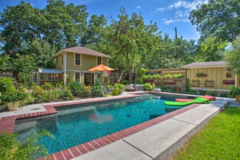 'The Quarters at Fairmount' Cottage w/ Shared Pool Cottage in Fort Worth