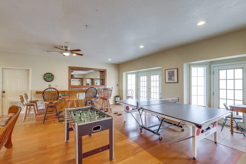 Marshall Getaway w/ Balcony, Fire Pit & Game Room! House in Buncombe County