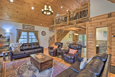 Four-Season Family Cabin w/ Hot Tub, Deck & Views! Haus in Maggie Valley