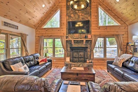 Four-Season Family Cabin w/ Hot Tub, Deck & Views! Haus in Maggie Valley