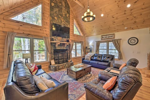 Four-Season Family Cabin w/ Hot Tub, Deck & Views! Casa in Maggie Valley