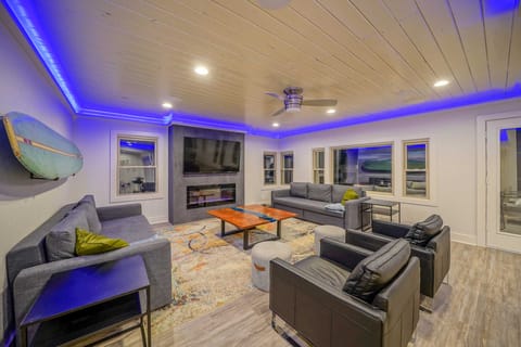 Lakefront Smart Home w/ Luxe Multi-Level Deck! Haus in Piney