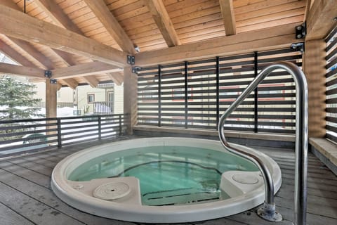 Central Steamboat Condo: Outdoor Hot Tub & Pool! Apartment in Steamboat Springs