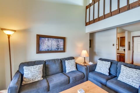 Central Steamboat Condo: Outdoor Hot Tub & Pool! Apartment in Steamboat Springs