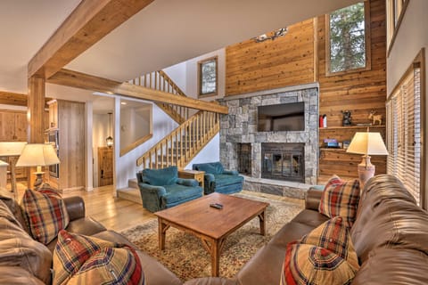 Luxe Vail Valley Retreat w/ Hot Tub! Apartment in Eagle County