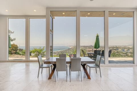 Pool & Coastline Views: Luxe La Jolla Home House in La Jolla