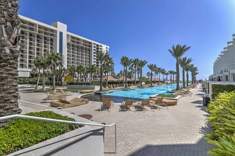 28th-Floor Resort Condo with Balcony + Ocean Views Copropriété in South Padre Island