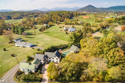 Historic Virginia Wine Country Villa w/ Pool, Yard Villa in Shenandoah Valley