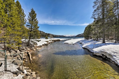 Truckee Family Home, Walk to Lake + 5 Mi to Skiing Haus in Truckee