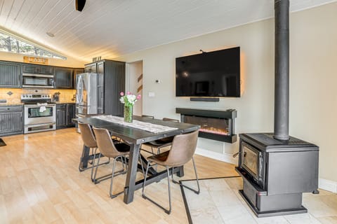 Lakefront Retreat w/ Kayaks, Paddle Boards & Deck! House in Washington