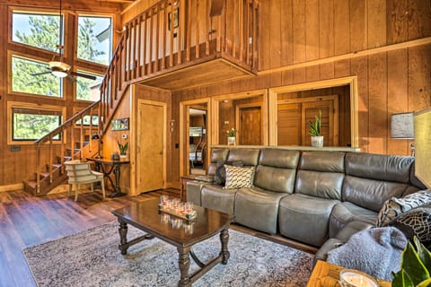 Gorgeous Home w/Mtn View & Jacuzzi, 4Mi to Village Casa in Lake Arrowhead