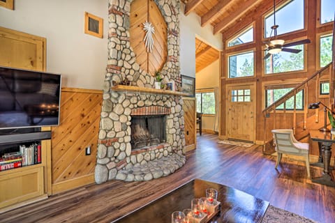 Gorgeous Home w/Mtn View & Jacuzzi, 4Mi to Village Maison in Lake Arrowhead