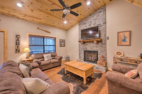 Cabin w/ Hot Tub & Grill - 6 Mi to Broken Bow Lake House in Oklahoma