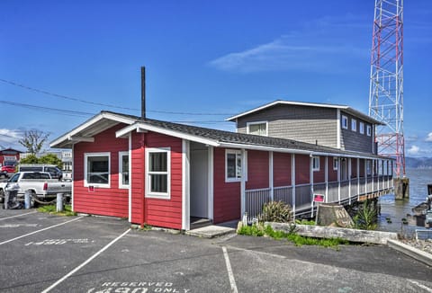 Waterfront Condo on Pier in Downtown Astoria! Apartment in Astoria