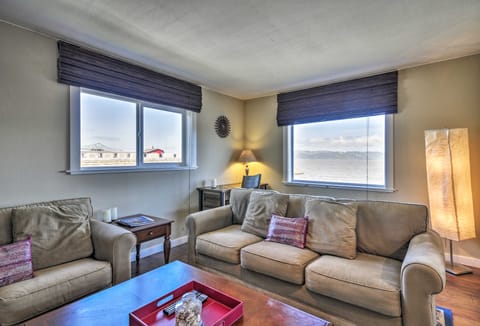 Waterfront Condo on Pier in Downtown Astoria! Apartment in Astoria