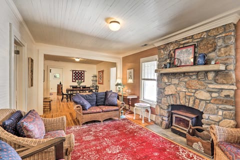 'Momma Rhodes' Cozy Home Near Blue Ridge Pkwy Cottage in Asheville