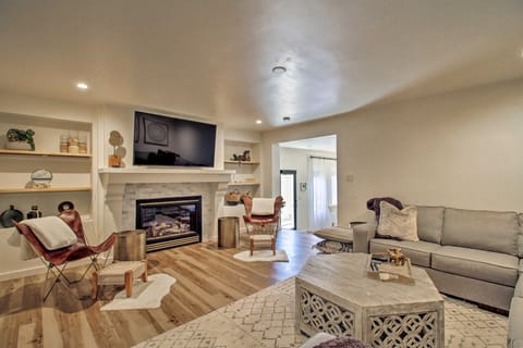 Luxury Albuquerque Home w/ Pool, Deck, + Hot Tub! Casa in Los Ranchos