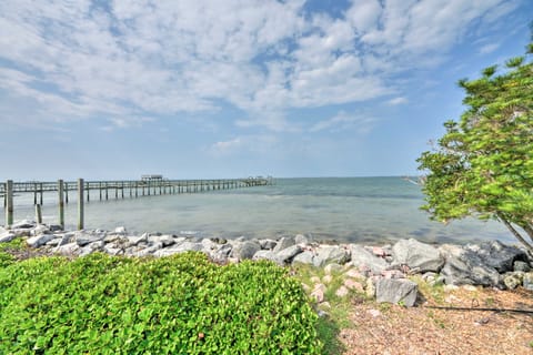 Waterfront Harkers Island Home: Sunset View & Dock House in Harkers Island