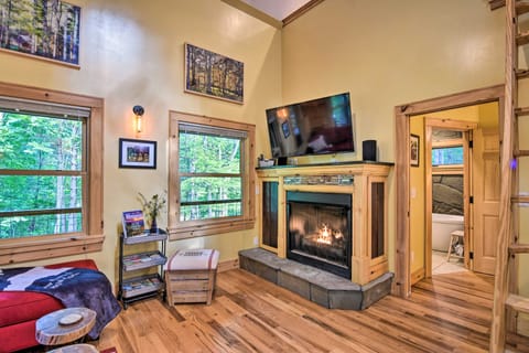 Romantic Asheville Area Cabin w/ Deck & Hot Tub! House in Buncombe County