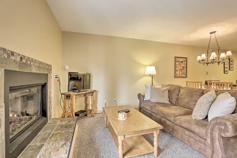 Cozy Winter Park Condo w/ Hot Tub & Shuttle! Apartment in Fraser