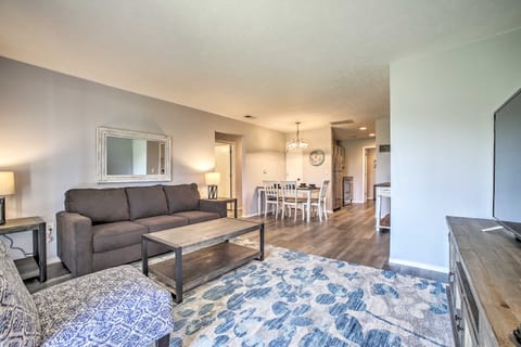 Cozy Condo w/ Pool Access in the Heart of Branson! Apartment in Branson