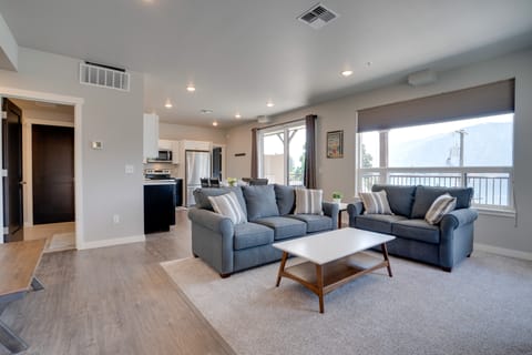 Lake Chelan Condo w/ Resort Pool & Hot Tub! Apartment in Manson