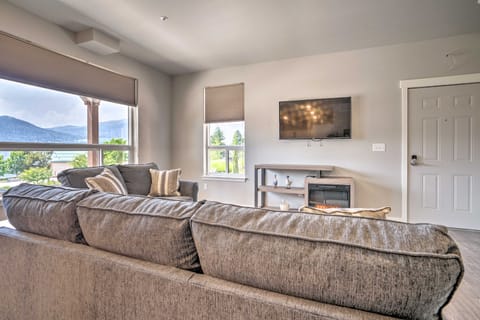 Lake Chelan Resort Condo: Pool & Hot Tub Access! Apartment in Manson