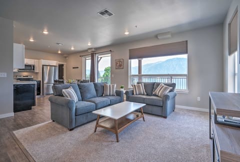 Lake Chelan Condo, Walk to Brewery & Wineries Appartement in Manson