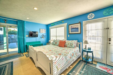 PCB Studio w/ Private Patio: Steps to Beach! Apartment in Lower Grand Lagoon