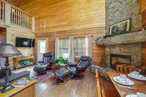 Cabin on 22 Acres w/ Patio - 3 Mi to Blowing Rock! House in Caldwell