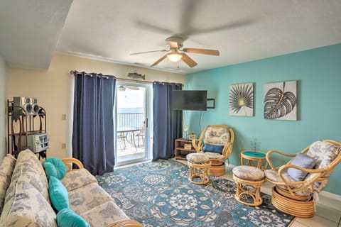 Waterfront Middle Bass Condo w/ Pool Access! Apartment in Middle Bass