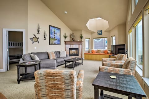 Oceanfront South Beach Home w/ Hot Tub & Sauna House in Oregon