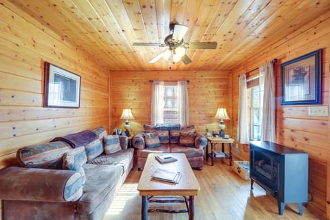 Secluded Lenoir Cabin: 4 Mi to Dtwn Blowing Rock House in Caldwell